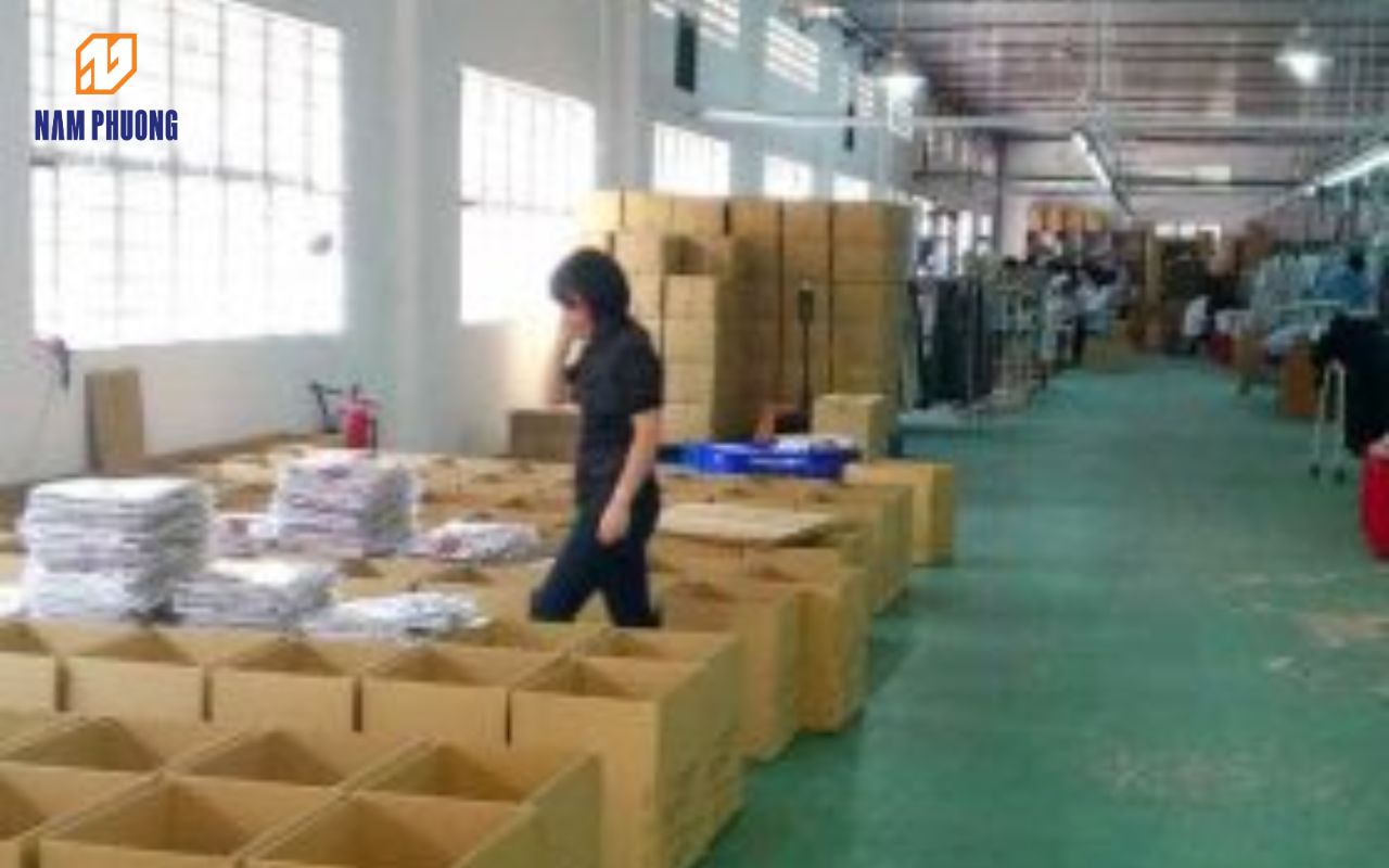 quy trinh gap goi bao bi thung carton dung hang may mac