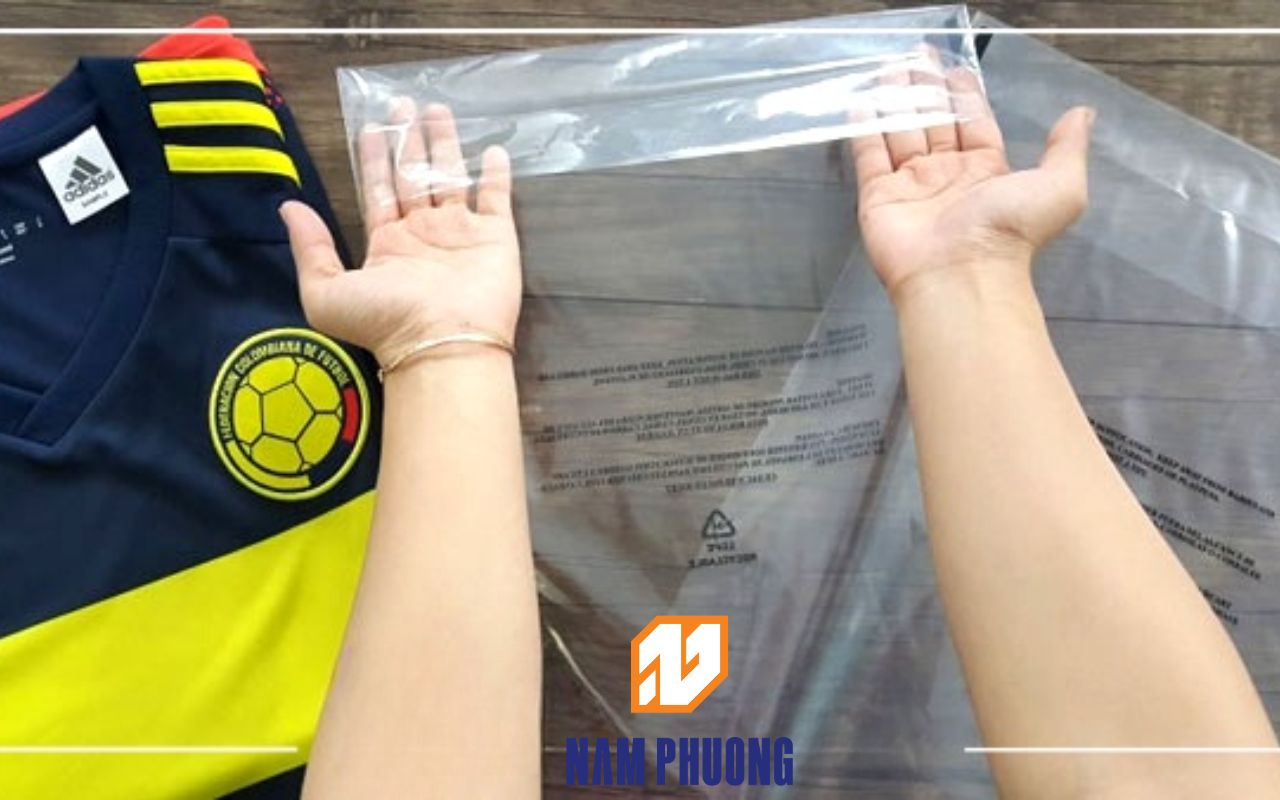 thung carton dung hang may mac va tui nilong